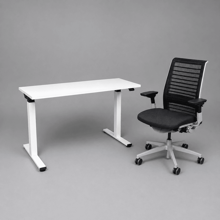 Begagnad kontorsgrupp från Steelcase med kontorsstol Think i mörkgrå/svart och höj-och sänkbart skrivbord Migration i vitt. Bredd 120 cm, Djup 60 cm. 