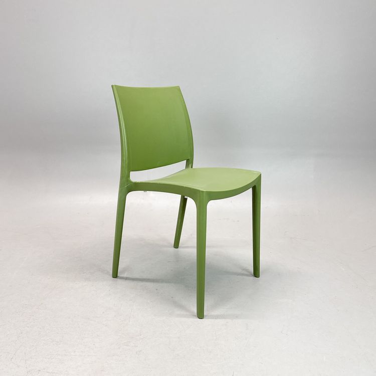Begagnad utestol Maya från Siesta i grönt. Mått: bredd 44 cm, djup 50 cm, Höjd: 81 cm, Sitthöjd: 45 cm.