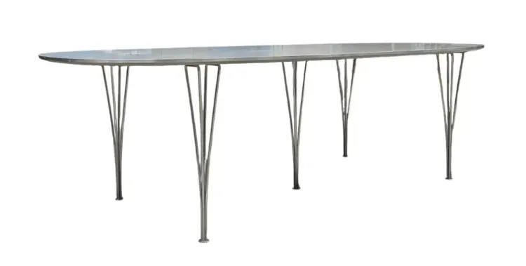 Begagnat konferensbord Superellips i från Fritz Hansen i vitt. Mått: Höjd 71 cm, Bredd 240 cm, Djup 120 cm. 