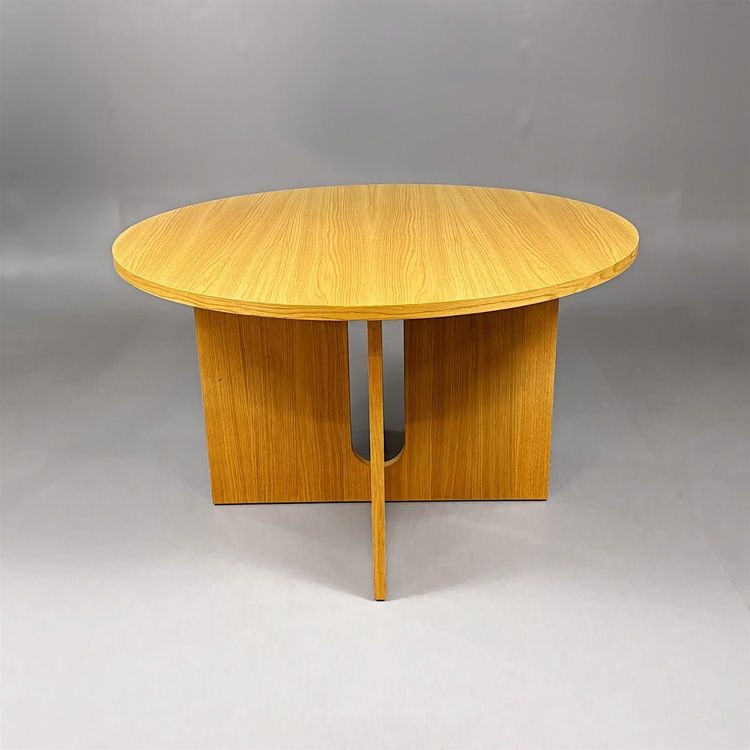 Begagnat runt konferensbord Androgyne från Audo Copenhagen i ek. Mått: Diameter 120 cm och höjd 74 cm.
