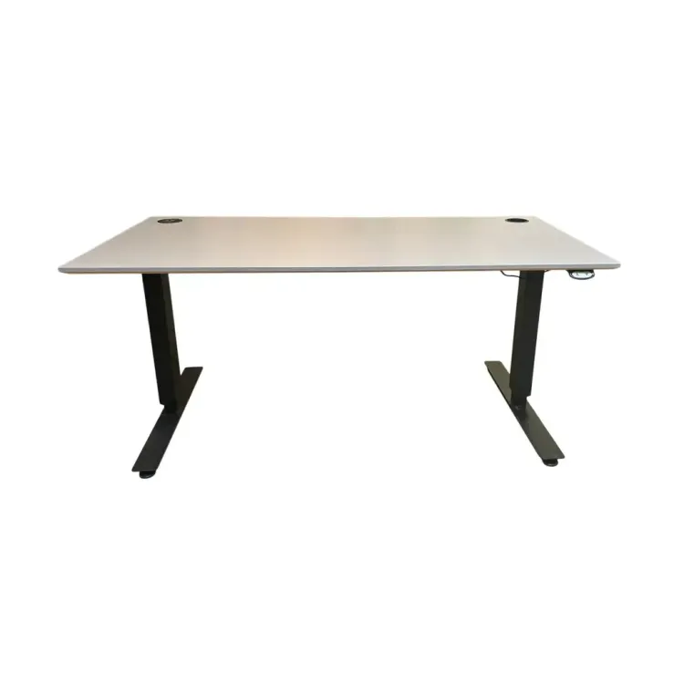 Begagnat höj- och sänkbart skrivbord från EFG med en grå laminatskiva och svart stativ. Mått: bredd150 cm, djup 75 cm, höjd 67 - 117 cm. Med integrerat kabeldike.