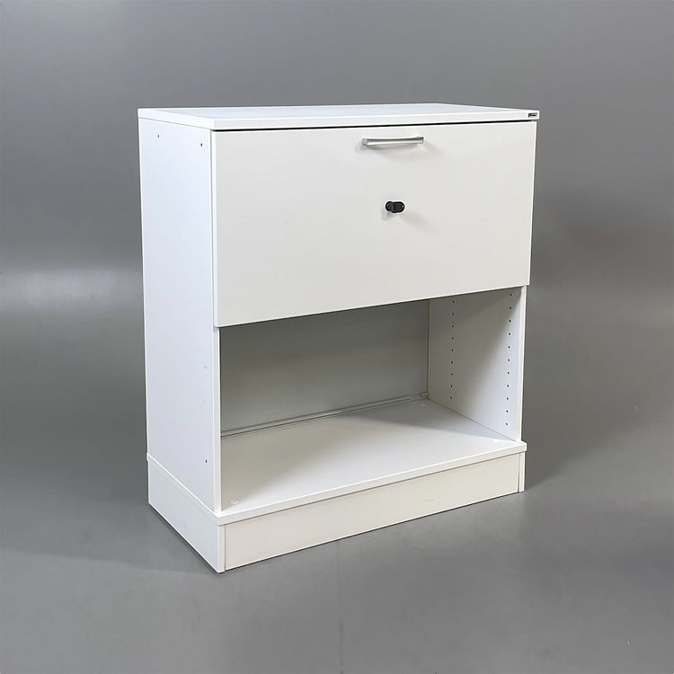 Begagnat mappskåp från Kinnarps i vit färg. Erbjuder effektiv organisering av dokument och tillbehör i kontorsmiljöer. Mått bredd 80 cm, djup 40 cm och höjd 92 cm. 