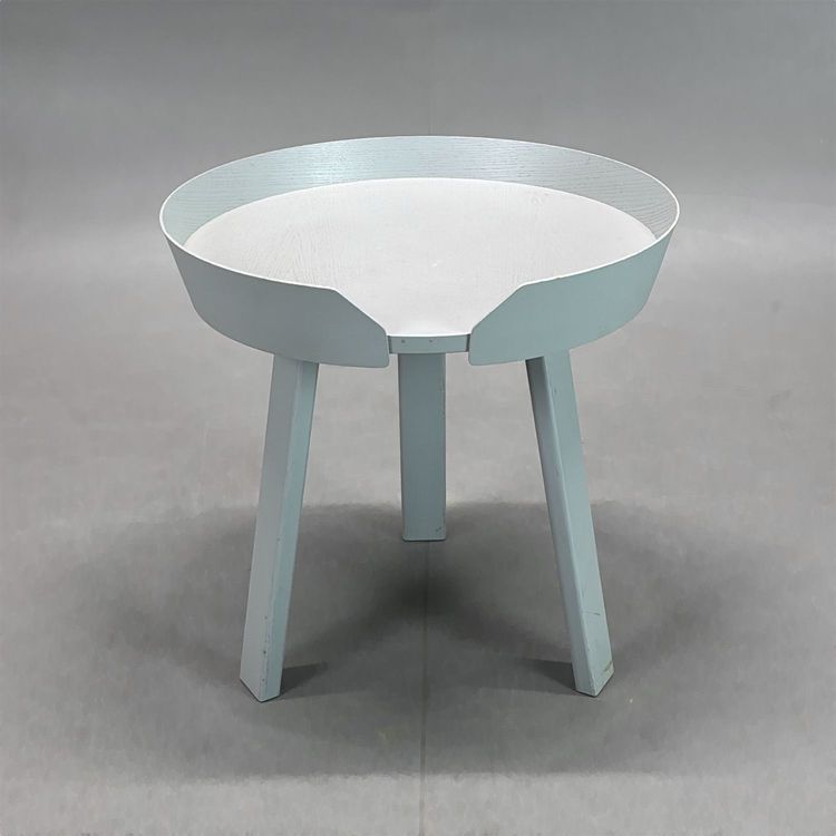 Begagnat runt soffbord Around coffee table small från Muuto i ljusgrå färg. Mått: diameter 45 cm och höjd 46 cm. 
