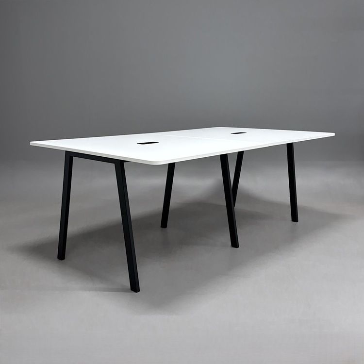 Begagnat projektbord Collaborate från EFG. Med vit skiva med svarta ben och är utrustat med två powerboxar. Mått: Bredd 240 cm, Djup 140 cm, Höjd 90 cm.