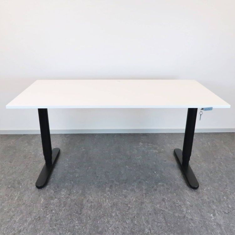 Begagnat höj-och sänkbart skrivbord Bekant från IKEA. Med vit bordsskiva och svart stativ. Mått: bredd 160 cm, djup 80 cm samt justerbar höjd 70 cm - 120 cm. 