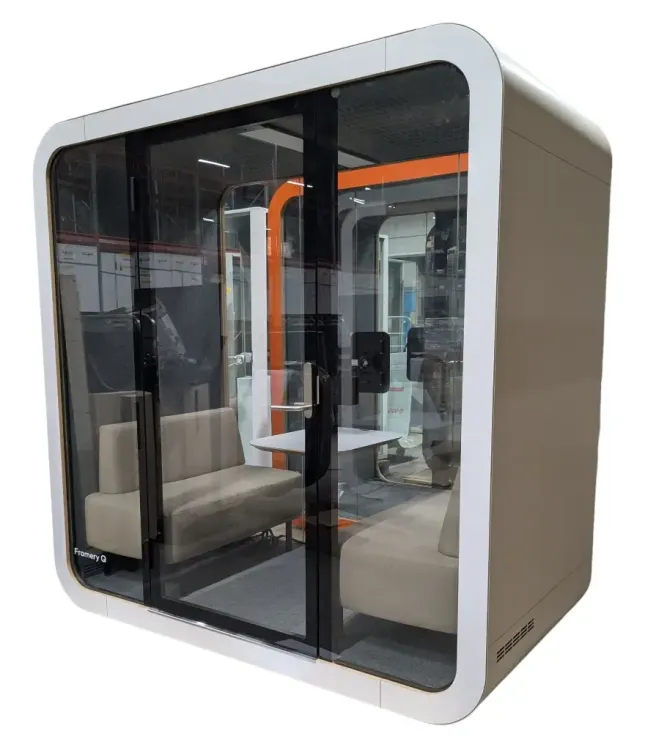 Begagnad Framery Q telefonbås från Martela i vit färg. Med två Maggie soffor, vridbart bord samt flera eluttag. Mått: höjd 220 cm, bredd 220 cm och djup 120 cm.  