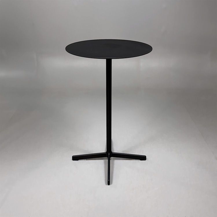 Begagnat barbord Neu från HAY i svart med rund bordsskiva och pelarunderrede. Mått: Diameter 60 cm och höjd 95 cm.