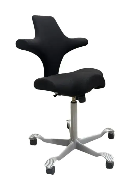 Begagnad kontorsstol Capisco från Håg i svart/grå färg. Mått: höjd 125 cm, bredd 74 cm djup 74 cm. 