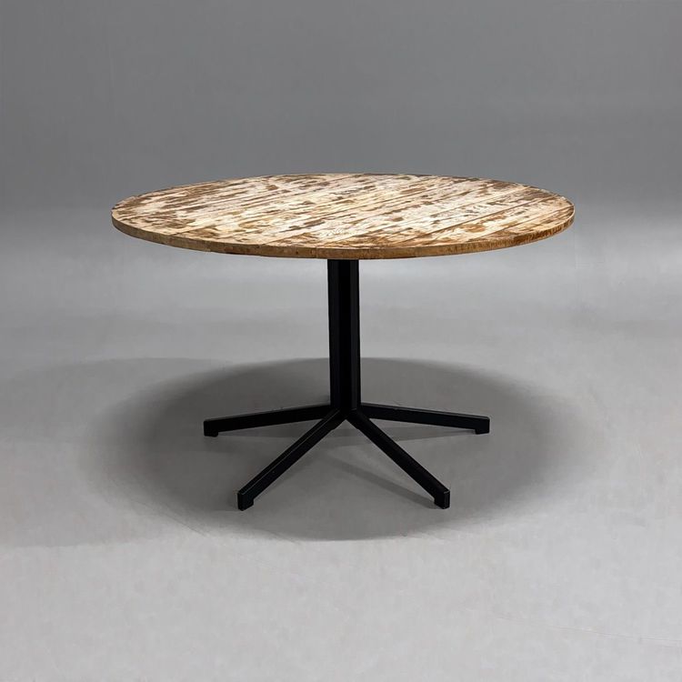 Begagnat runt cafébord Madison från Johanson Design. Brun träskiva med ett svart underrede. Mått: Diameter 120 cm och höjd 72 cm. 