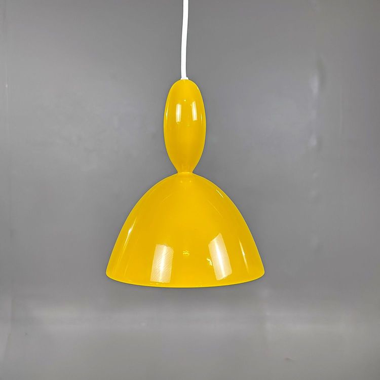 Begagnad taklampa Mhy från Muuto i klar gul färg. Diameter 20.3 cm och höjd 24.5 cm. 