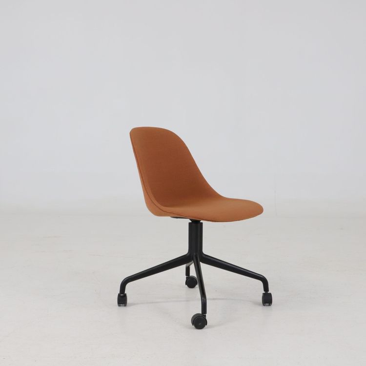 Begagnad stol med hjul Harbour Side Dining Chair från Audo Copenhagen i Ljusbrunt med svart stativ. Mått: Höjd: 80 cm, Längd: 50 cm, Bredd: 42 cm, Sitthöjd: 43 cm. 