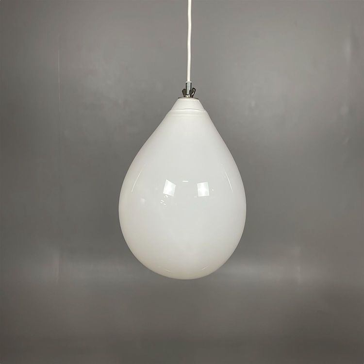 Begagnad vit taklampa 010 från A-B-C med handblåst opalglasskärm, vit gummikabel. Mått: diameter 25 cm och höjd 45 cm.