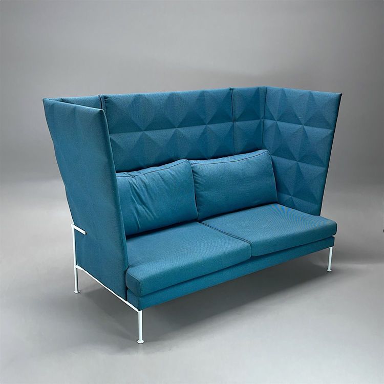 Begagnad soffa med hög rygg Resolve från Edsbyn. I mörkblått tyg med vit metallbas. Bredd 170 cm, Djup 80 cm, Höjd 123 cm, Sitthöjd 38 cm.  