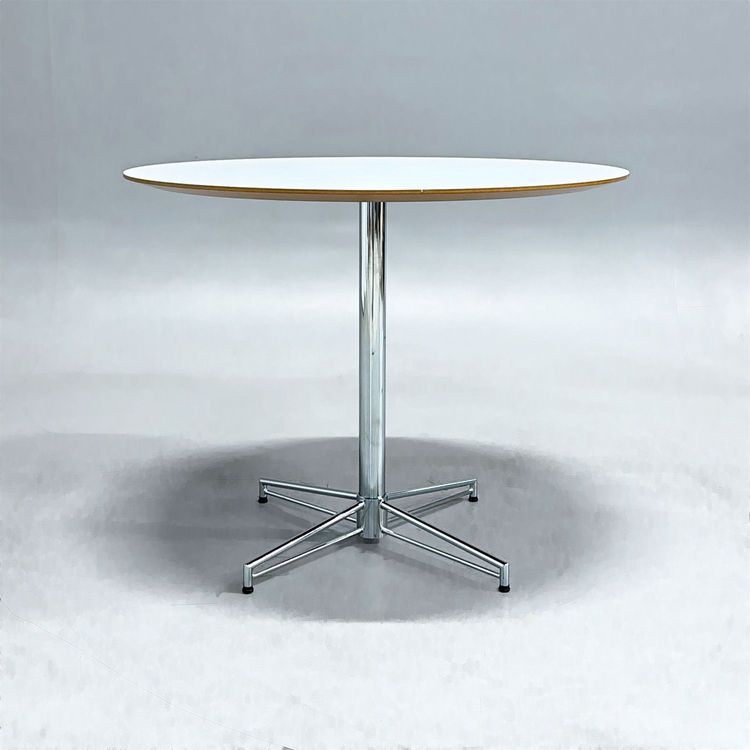 Begagnat cafébord X-bone från Johanson Design. Rund skiva i vitt med synlig träkant och ett kromat stativ. Mått: Diameter 90 cm, Höjd 72 cm.