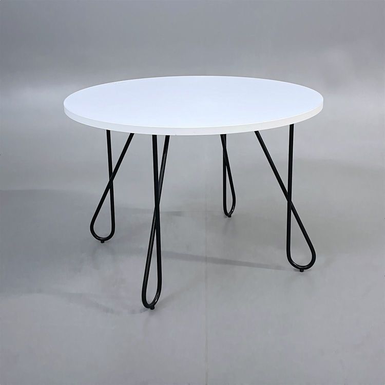 Begagnat soffbord från Kinnarps modell Combine Twist. Rund bordsskiva i vit och svart pulverlackerade ben. Mått: Diameter 80 cm, Höjd 55 cm. 