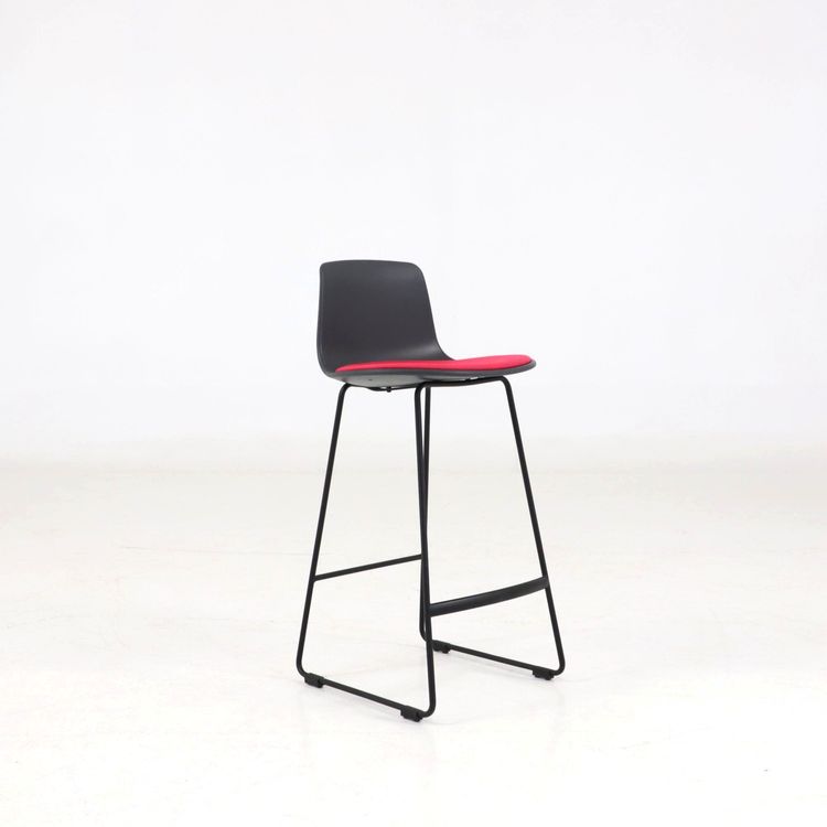 Begagnad barstol Lottus från Enea i svart med röd sits. Mått: Sitthöjd 66 cm och total höjd 88 cm.