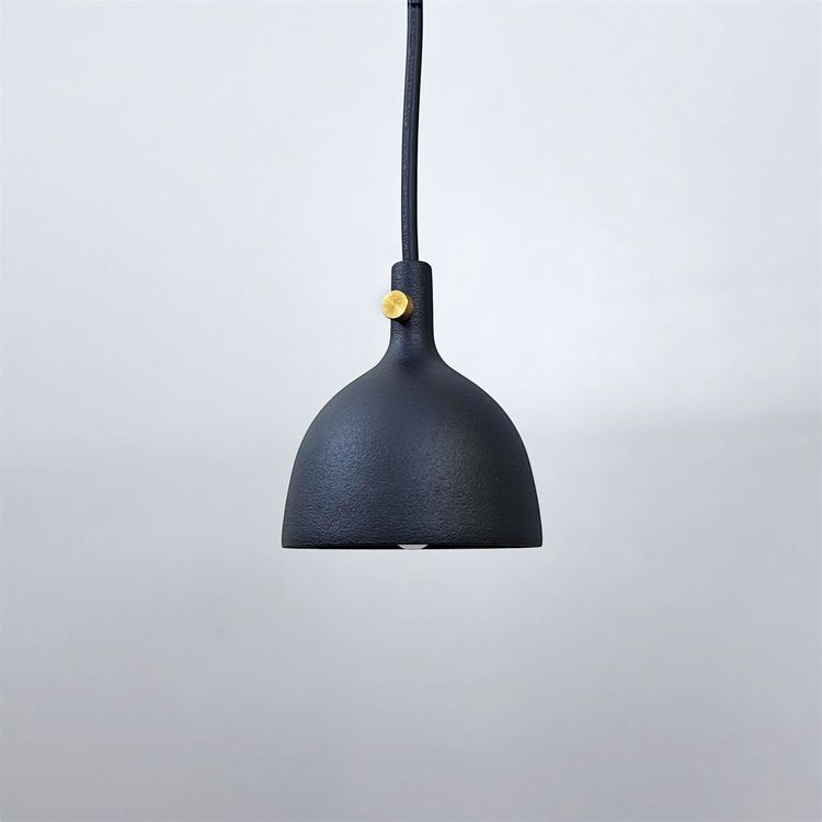 Begagnad taklampa Cast Shape 2 från Audo Copenhagen. Svart yta med detaljer i mässing. Mått: Diameter 9 cm, höjd 10 cm. 