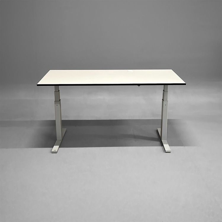 Begagnat höj- och sänkbart skrivbord från Rekomo med mått på bredd 159 cm, djup 80 cm och justerbar höjd mellan 70 till 120 cm. Bordsskivan är vit med svarta kanter samt ett silverfärgat stativ. Praktiskt elstativ.