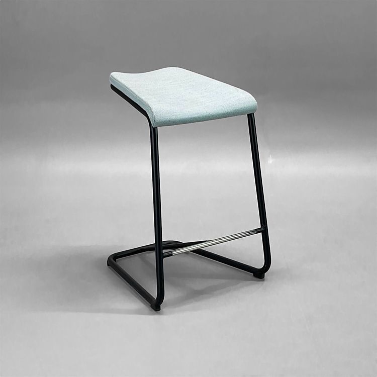 Begagnad barstol Add från Lammhults med ljusblå klädd sits i tyg och svart underrede. Mått: Bredd 46 cm, djup 47 cm och sitthöjd 63 cm.