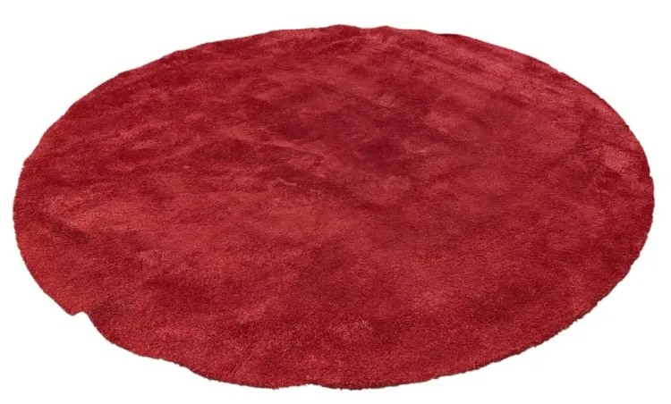 Begagnad rund röd matta från Kasthall, tillverkad av finaste ull och lin. Mått: Höjd 1,5 cm x Bredd 280 cm x Djup 280 cm. 