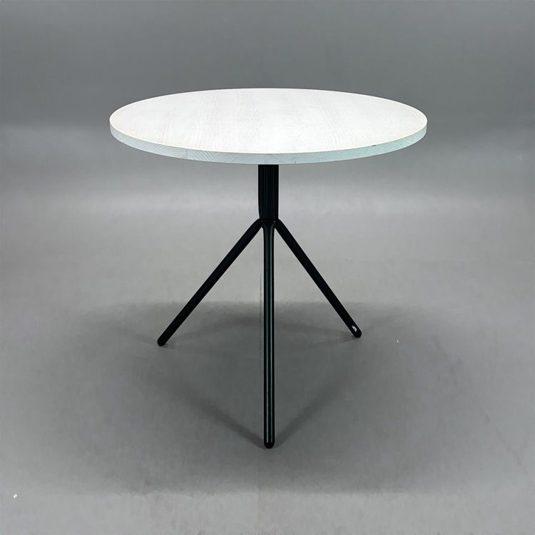 Begagnat cafébord Straw från Blå Station, med rund vitlaserad askskiva och mörkgrönt pelarstativ. Måtta: Diameter 75 cm och höjd 72 cm. 