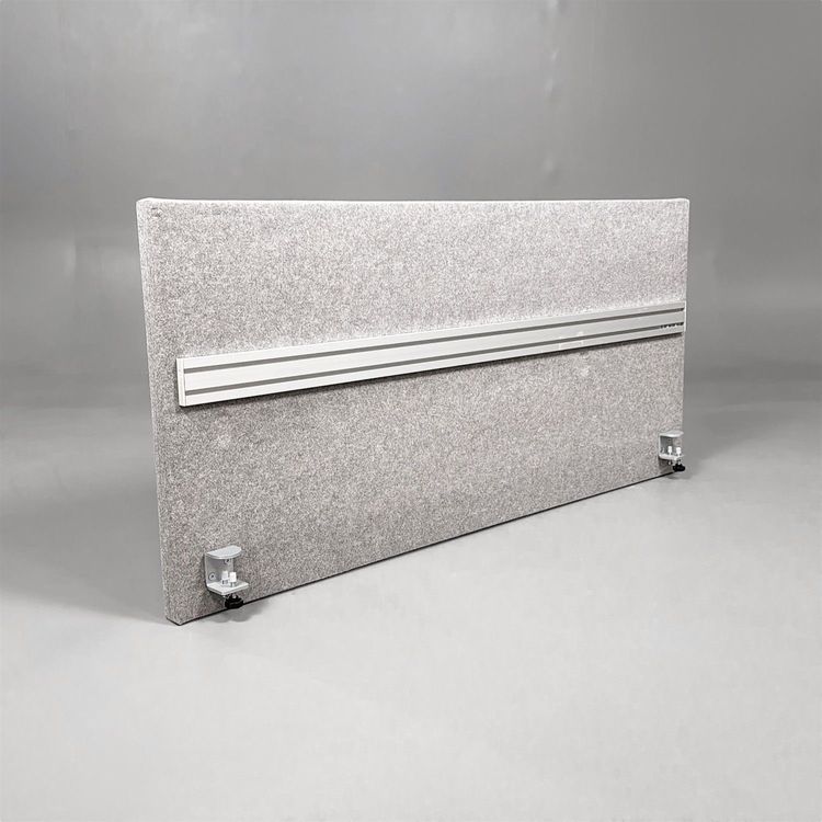 Begagnad bordsskärm från Zilenzio i grått tyg med funktionslist. Mått: bredd 140 cm, djup 4 cm och höjd 65 cm. 
