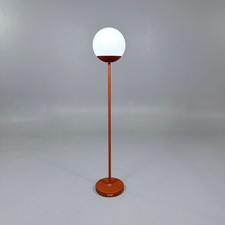 Begagnad golvlampa Mooon! från Fermob. I rött med opalvit plastkupa. Mått: höjd 134 cm och diameter 25 cm. 