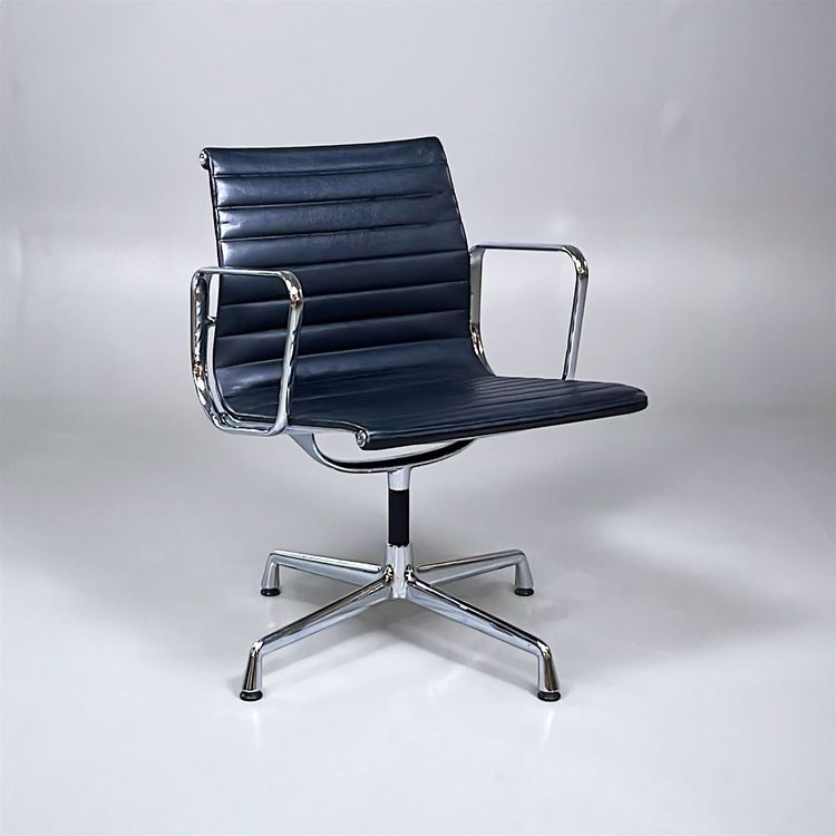 Begagnad konferensstol Aluminum Group EA 108 från Vitra. Sits och rygg i skinn och kromat underrede. Mått: Bredd: 56 cm, Djup: 50 cm, Höjd: 81 cm. 