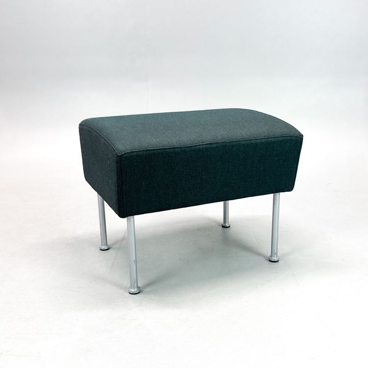 Begagnad fotpall Cinema från Lammhults i mörkgrönt tyg, silvrigt stativ. Mått: bredd 52 cm, djup 43 cm och höjd 42 cm. 