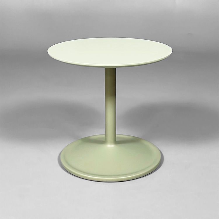 Begagnat Soffbord från Muuto, modell Soft Side Table i grönt. Rund bordsskiva med diameter på 41 cm och höjd 40 cm. 