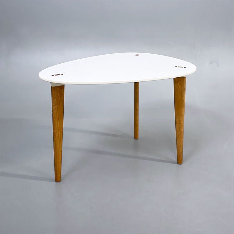 Begagnat soffbord Buff BU520 från Karl Andersson & Söner. I cremevit färg med ekben. Mått:  Bredd 55.4 cm, Djup 74.2 cm, Höjd 50 cm. 