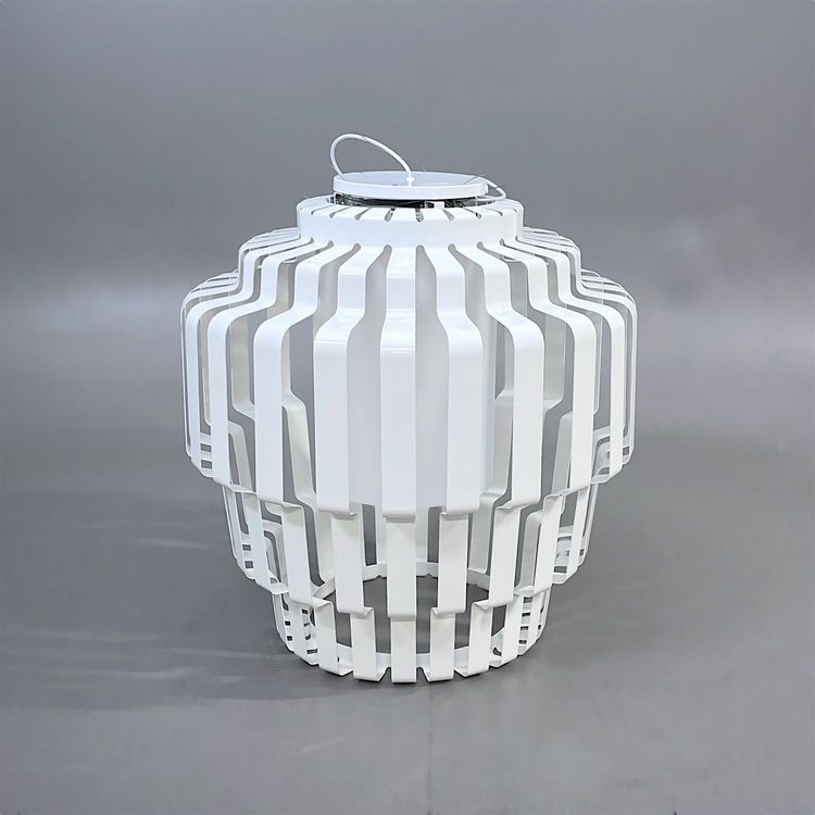 Begagnad taklampa från Fritz Hansen, modell Pallas vit. Med lackerade metall lameller. Mått: diameter 75 cm och höjd 76 cm.  