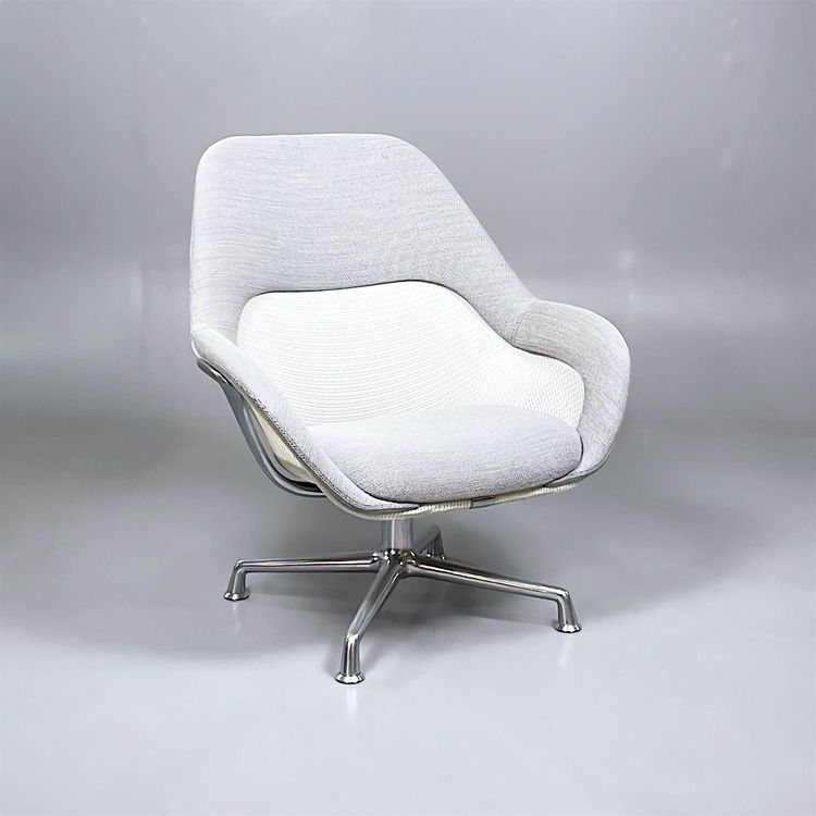 Begagnad fåtölj Coalesse SW1 från Steelcase. Klädd i beige och ljusgrått tyg med ett vridbart kromunderrede. Mått: bredd 80 cm, djup 75 cm och höjd 90 cm. 