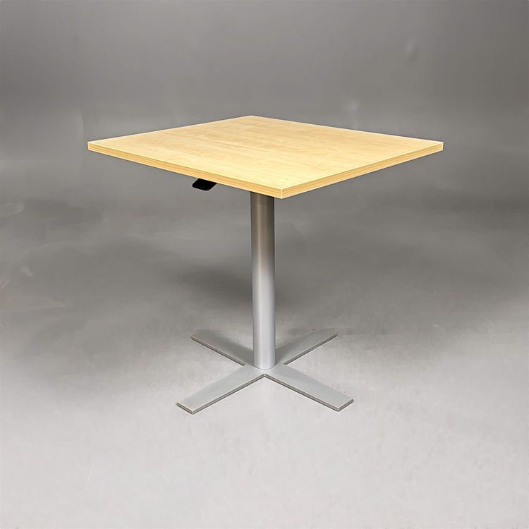 Begagnat höj- och sänkbart bord Ceasar från EKV i ask med silverfärgat stativ. Mått: bredd 70 cm, djup 60 cm, höjd 66 cm - 106 cm.