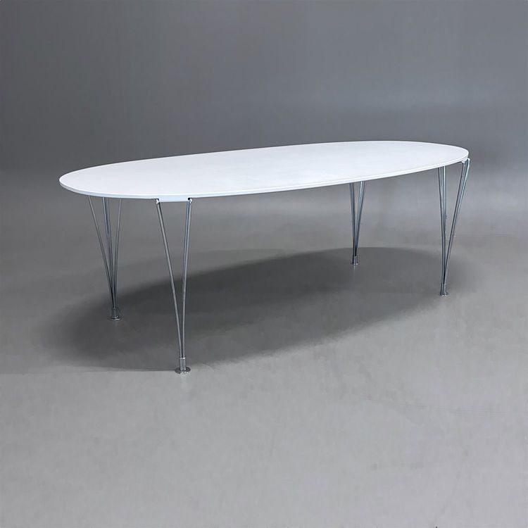 Begagnat konferensbord Superellips från Bruno Mathsson. Vitt med kromade ben. Mått: bredd 200 cm, djup 100 cm och höjd 72 cm.  