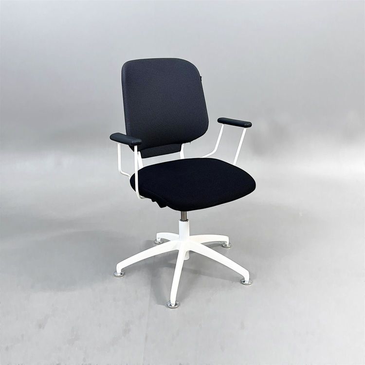 Begagnad konferensstol Invite från Savo med svart sits, mörkgrå rygg, vitt underrede och armstöd. Sitthöjd 41–52 cm.