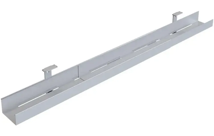 Silverfärgad kabelränna från Axessline, modell Expand Tray. Höjd 12 cm x Bredd 95-180 cm x Djup 11 cm.  