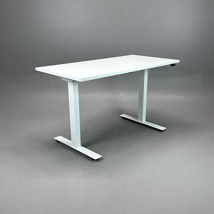Begagnat höj och sänkbart skrivbord från Lotus Furniture i vitt. Mått: bredd 120 cm, djup 60 cm och justerbar höjd 70 - 120 cm. 