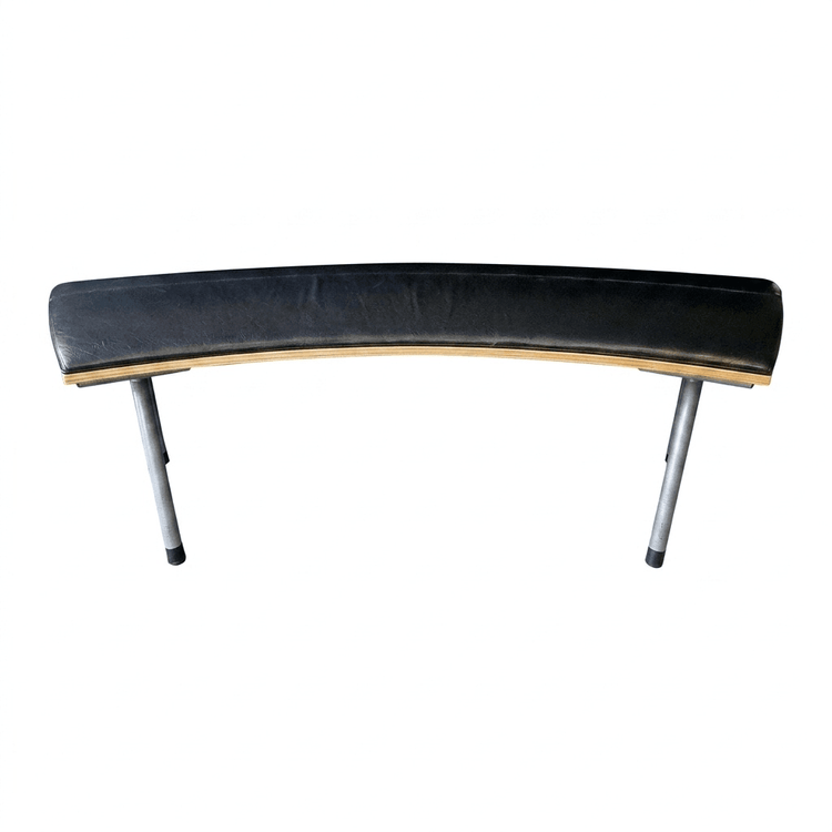 Begagnad svart sittbänk från Lammhults. Böjd form, klädd i svart läder, stomme av formpressat trä. Höjd: 46 cm, Bredd: 142 cm, Djup: 45 cm.