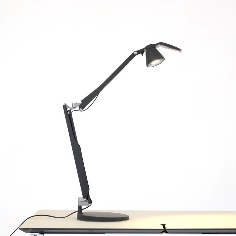 Begagnad skrivbordslampa Fortebraccio från Luceplan i svart. Mått: justerbar höjd 50–100 cm, fotdiameter 23,5 cm, lamphuvud bredd 9 cm. 