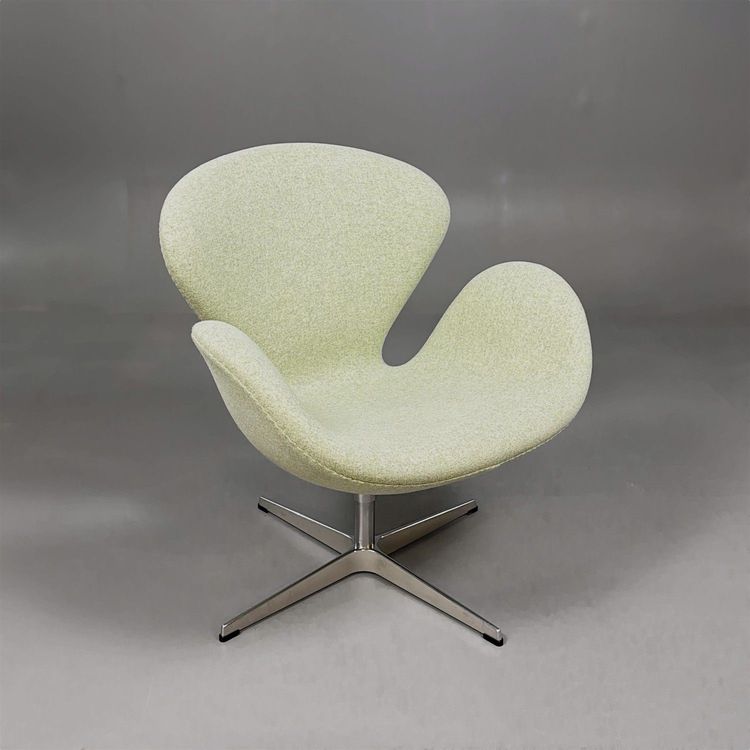 Begagnad fåtölj Svanen från Fritz Hansen i ljusgrönt tyg. Mått: bredd 74 cm, djup 68 cm och höjd 77 cm.