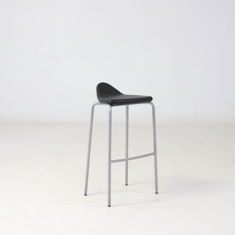 Begagnad barstol Plektrum från Materia i svart. Mått: sitthöjd 78 cm. Mått: höjd 87 cm, bredd 45 cm och djup 43 cm.