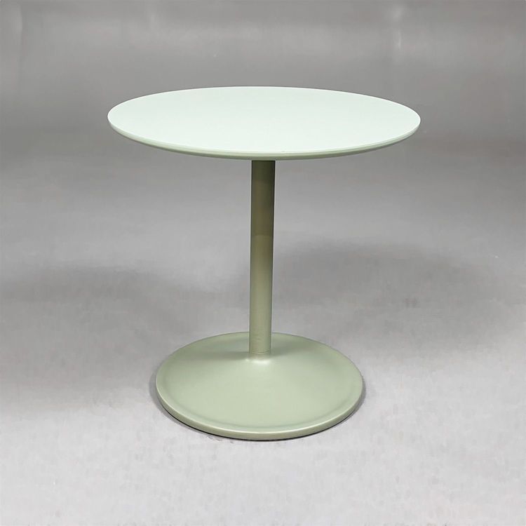 Begagnat runt soffbord Soft Side Table från Muuto i ljusgrönt. Mått: diameter 48 cm och höjd 48 cm. 