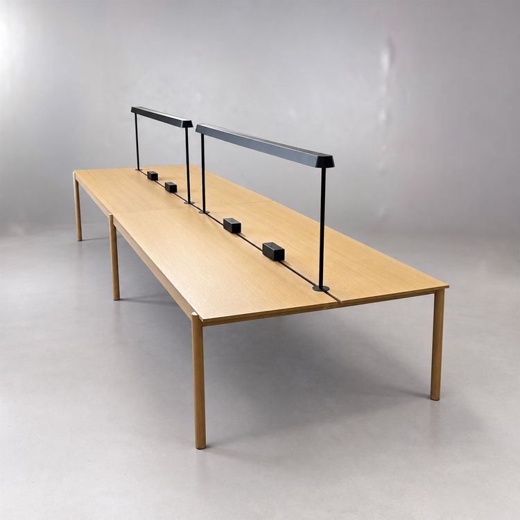 Begagnat konferensbord från Muuto i ek med integrerade LED-armaturer, eluttag och anslutningspunkter. Mått: Bredd 480 cm, Djup 140 cm, Höjd 72 cm.