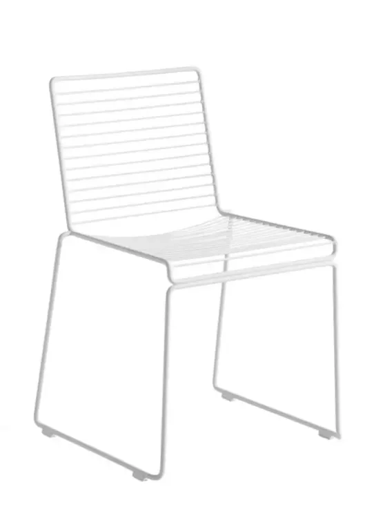 Begagnad utestol från HAY, modell Hee Chair. I vitlackerad stål. Mått: Höjd 79 cm x Bredd 50 cm x Djup 47,5 cm. Sitthöjd: 47 cm.