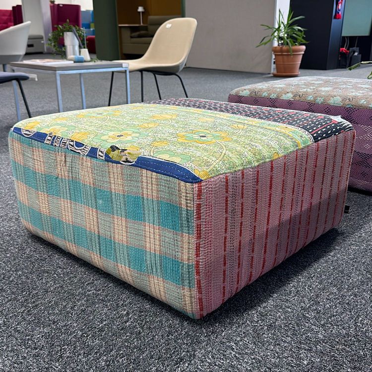 Begagnad flerfärgad sittpuff Antique Quilt Ottoman från HAY. Mått: Bredd: 80 cm, Djup: 80 cm, Höjd: 40 cm. 