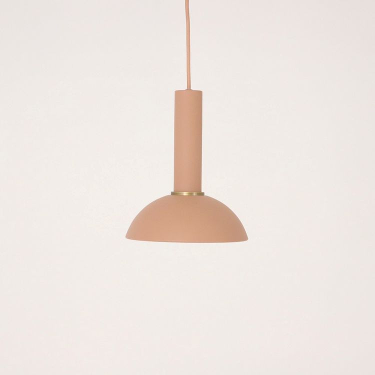 Begagnad taklampa Collect från Ferm Living i rosa/beige färg med mässingsdetaljer. Mått: Diameter 20 cm och höjd 25 cm.