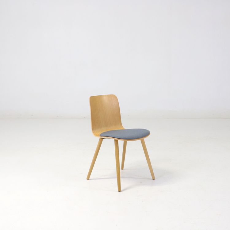 Begagnad konferensstol Sola från Martela trä med i melerad sits. Mått: Sitthöjd 46 cm, höjd 79 cm, djup 45 cm och bredd 55 cm.