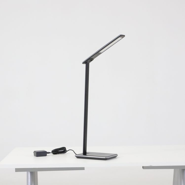 Begagnad skrivbordslampa från Matting i svart. Mått: Lampa: Längd 25 cm, Bredd 5 cm Fot: Längd 18 cm, Bredd 12 cm. 