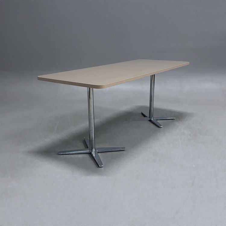 Begagnat cafébord Centrum från Materia. Med ljusbrun bordsskiva med kromade pelarstativ. Mått: Bredd 180 cm, Djup 70 cm, Höjd 72 cm. 